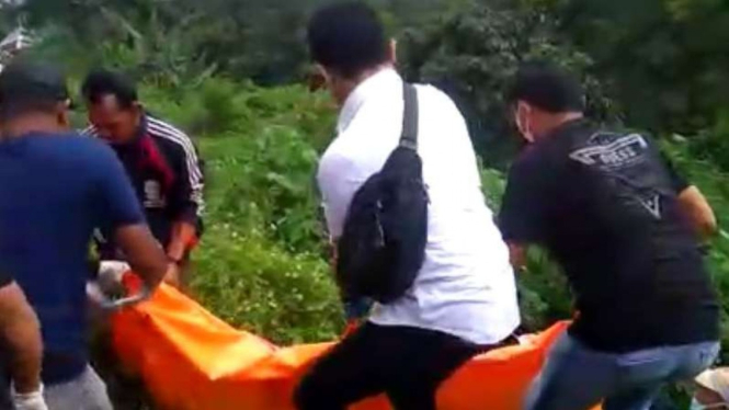 Petugas mengevakuasi mayat tak dikenal di Pacet, Kabupaten Mojokerto.