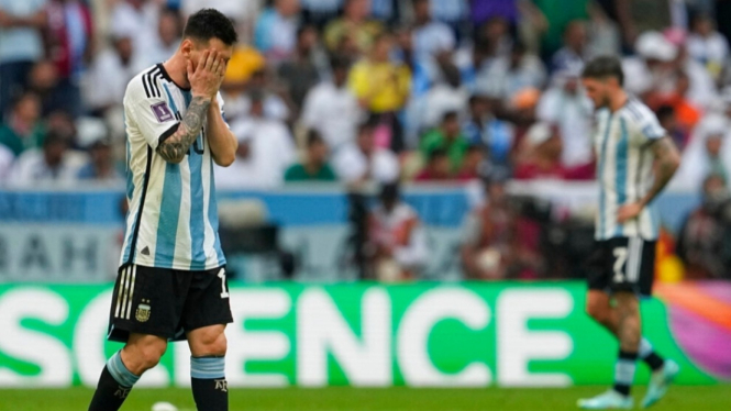 Kapten Timnas Argentina, Lionel Messi, meratapi kekalahan dari Arab Saudi.