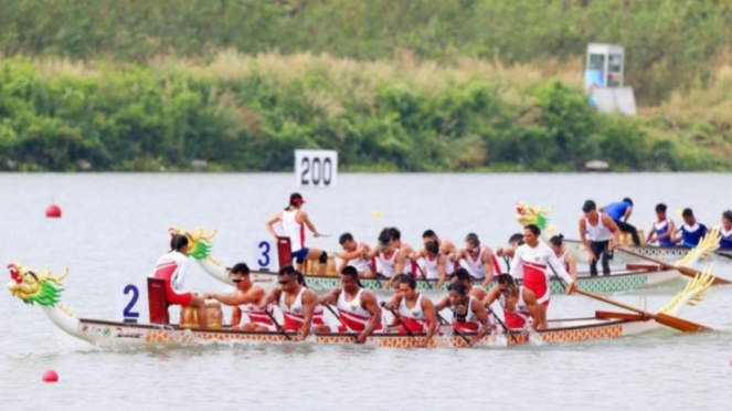 Indonesische Rudernationalmannschaft bei den asiatischen Drachenboot-Rudermeisterschaften 2022.