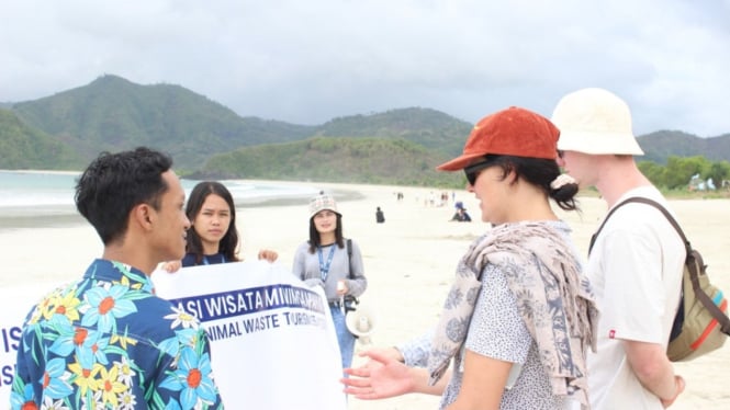 Kegiatan bersih-bersih pantai yang dilakukan Yayasan Aksi Lestari Indonesia.