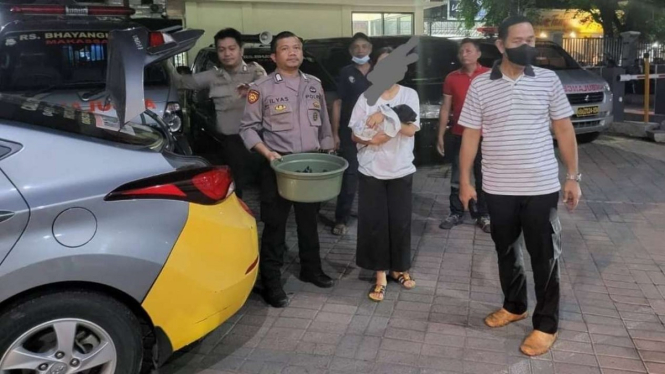 Polisi Evakuasi Mahasiswi yang Baru Melahirkan di Kosannya di Makassar