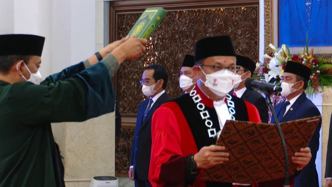 Guntur Hamzah bacakan sumpah jabatan sebagai Hakim MK
