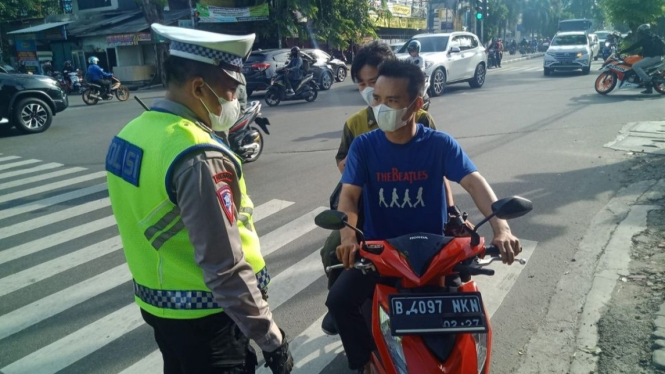 Polisi beri teguran kepada pengendara sepeda motor tidak menggunakan helm