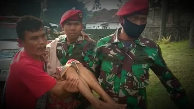 VIVA Militer: Prajurit Kopassus evakuasi korban gempa Cianjur.