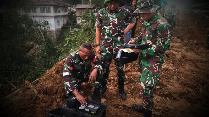 VIVA Militer: Pasukan Resimen Zeni Konstruksi TNI AD di Lokasi Gempa Cianjur.