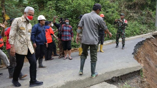 Gubernur Jateng Ganjar Pranowo saat mengecek jalan longsor di Banyumas.