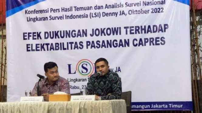 Peneliti LSI Denny JA Adjie Alfaraby saat memaparkan hasil surveinya bertajuk "Efek Dukungan Jokowi terhadap Elektabilitas Pasangan Capres" di Jakarta, Rabu, 23 November 2022.