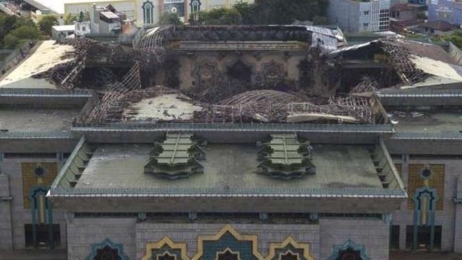 Foto udara atap Masjid Jakarta Islamic Center (JIC) yang hancur pacakebakaran.