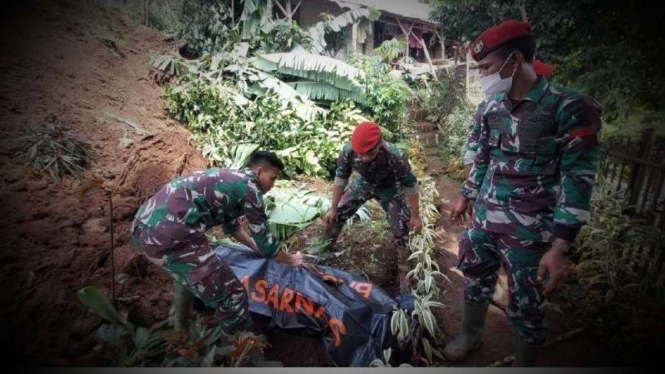 VIVA Militer: Prajurit Kopassus evakuasi jenazah korban gempa bumi Cianjur