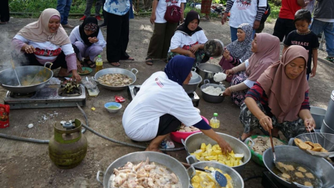 Relawan Ganjar Buat Dapur Umum Bantu Korban Gempa Bumi Cianjur