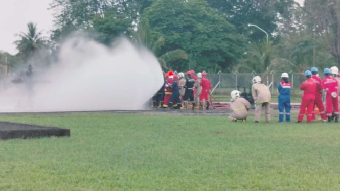 Pelatihan pemadaman api di HSE TC Pertamina Sungai Gerong.