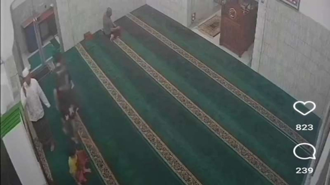 Tiga bocah dianiaya karena bercanda di Masjid