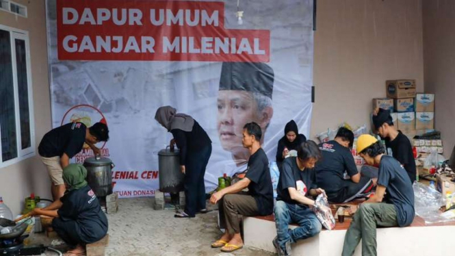  Ganjar Milenial Jawa Barat membuka dapur umum untuk korban gempa Cianjur