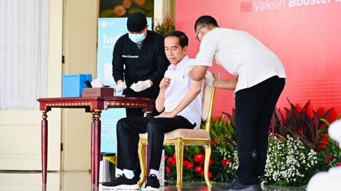 Presiden Jokowi suntik vaksin booster COVID-19 kedua di Istana Bogor