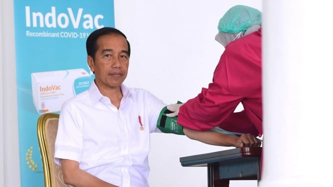 Presiden Jokowi dicek kesehatan sebelum divaksinasi booster COVID-19 tahap dua