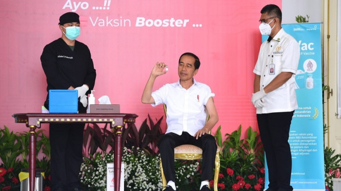 Presiden Jokowi menunjukkan vaksin Indovac yang digunakannya untuk booster kedua