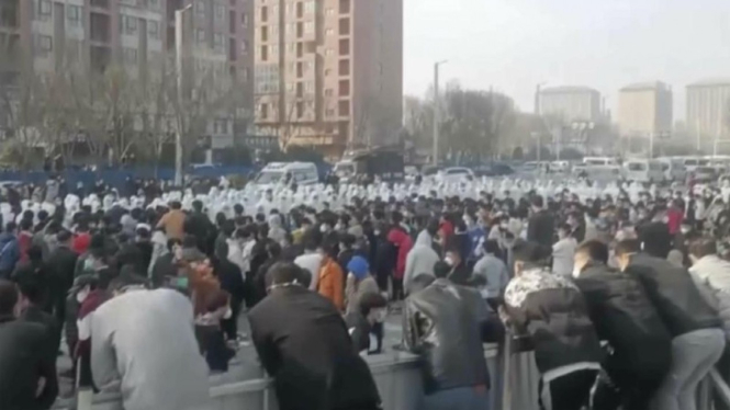 Unjuk rasa di pabrik iPhone terbesar di dunia, di kota Zhengzhou, China.