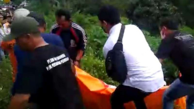 Polisi mengevakuasi mayat korban pembunuhan di Pacet, Kabupaten Mojokerto.