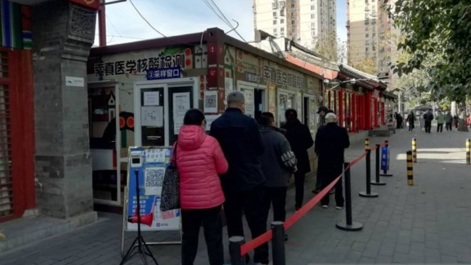 Sejumlah warga mengantre tes PCR di kawasan Panjiayuan, Distrik Chaoyang, Beijing, China.