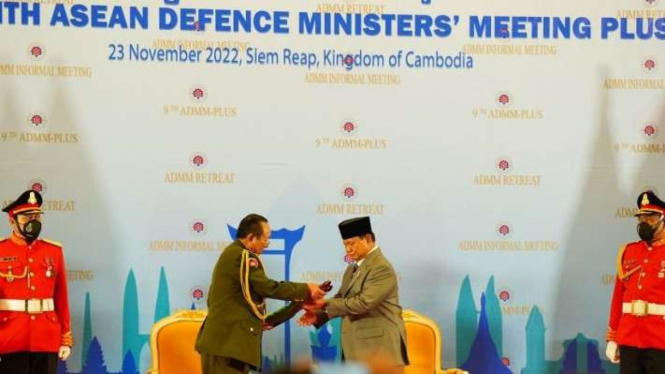 Menteri Pertahanan Prabowo Subianto menerima penetapan Indonesia sebagai tuan rumah Forum Menteri Pertahanan se-ASEAN tahun 2023 pada ADMM Retreat ADMM Plus ke-9 di Siem Reap, Kamboja, Rabu, 24 November 2022.