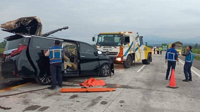 Kelecakaan maut Alphard tabrak truk trailer di Tol Semarang-Solo