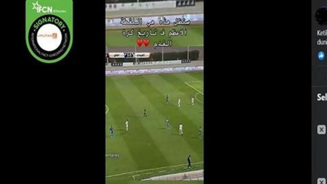 Jepretan layar (screenshot) sebuah video yang diklaim pertandingan Piala Dunia Qatar 2022 diskors saat azan berkumandang beredar di media sosial dan kali pertama disebarkan salah satu akun Facebook pada 23 November 2022.