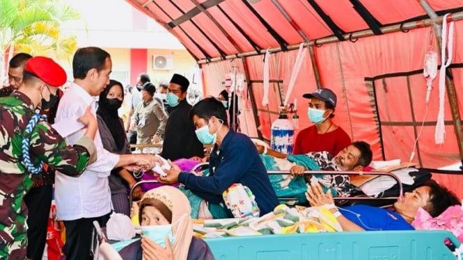 Presiden RI Joko Widodo mengunjungi korban gempa di Cianjur