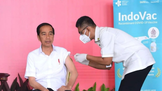 Presiden Joko Widodo menerima suntikan dosis kedua booster vaksinasi IndoVac.