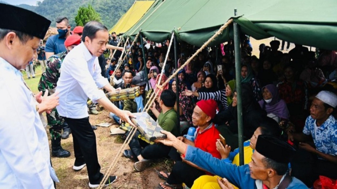 Presiden Jokowi kunjungi tenda pengungsian korban gempa Cianjur