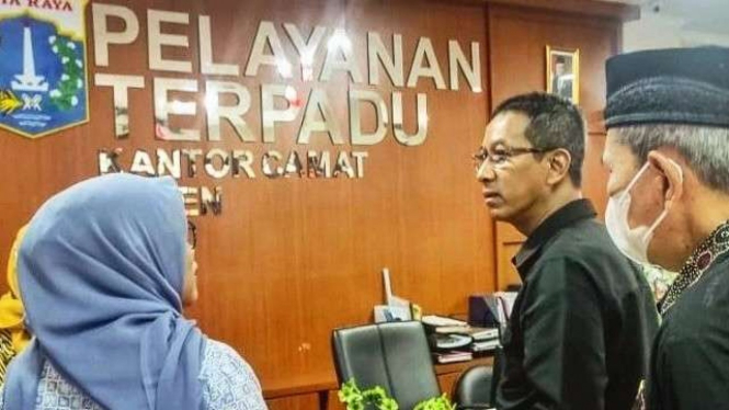 Pj Gubernur DKI Jakarta Heru Budi Hartono sidak ke kantor Kecamatan Senen.