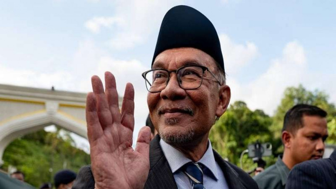 Anwar Ibrahim diangkat sebagai Perdana Menteri Malaysia ke-10