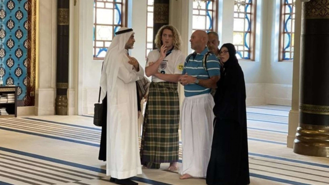 Para wisatawan Piala Dunia kunjungi Masjid di Qatar untuk pelajari Islam