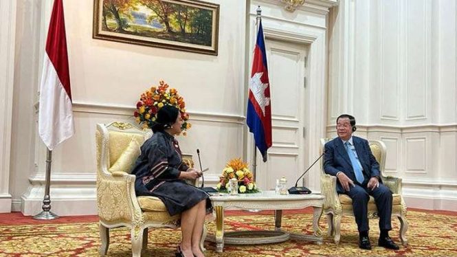 Ketua DPR RI Puan Maharani (kiri) melakukan kunjungan kehormatan (courtesy call) dengan Perdana Menteri Kamboja Hun Sen di Distrik Doun Penh, Phnom Penh, Kamboja, Kamis, 24 November 2022.