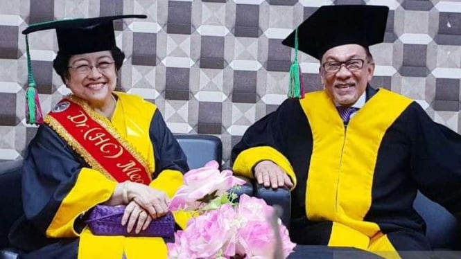 Ketua Umum PDI Perjuangan Megawati Soekarnoputri bersama Anwar Ibrahim.