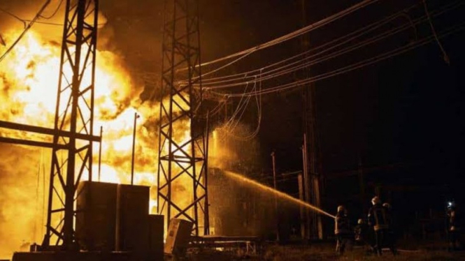 VIVA Militer: Pembangkit listrik di Ukraina terbakar dihantam artileri Rusia