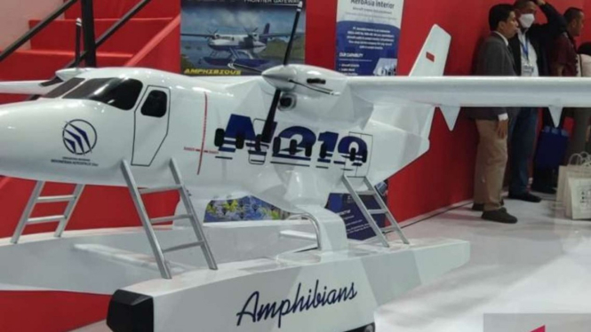 Miniatur pesawat N219 Amphibi yang ditampilkan di stand PT Dirgantara Indonesia pada Indo Defence Tahun 2022 Expo & Forum di JIExpo Kemayoran, Jakarta, Rabu, 2 November 2022.