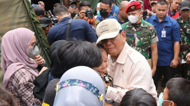 VIVA Militer: Prabowo Subianto cium pipi anak balita korban gempa bumi Cianjur