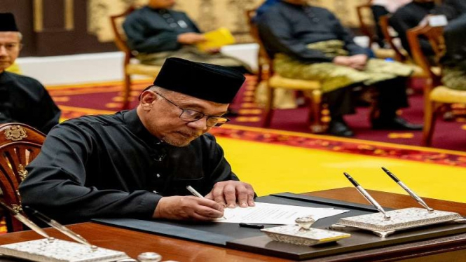 Anwar Ibrahim resmi dilantik sebagai Perdana Menteri Malaysia