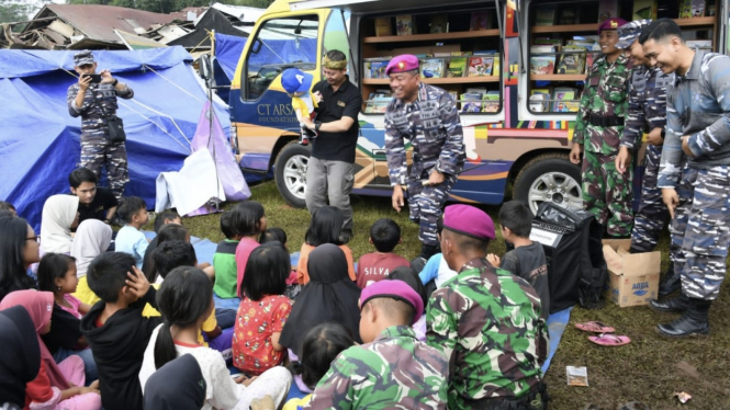 VIVA Militer: Danpasmar 1 Brigjen Marinir Hermanto hibur anak-anak korban gempa