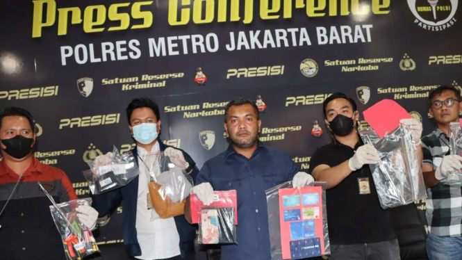Polres Jakarta Barat menangkap 11 orang tersangka pembobol mesin ATM.
