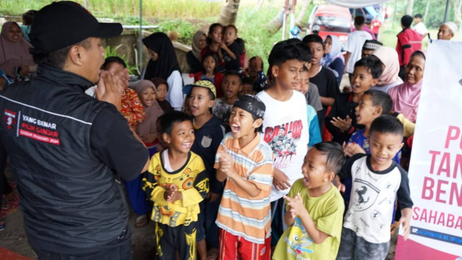 Relawan Sahabat Ganjar beri bantuan trauma healing ke korban gempa Cianjur.