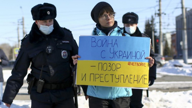 Warga Rusia melakukan aksi demonstrasi menentang invasi militer di Ukraina.