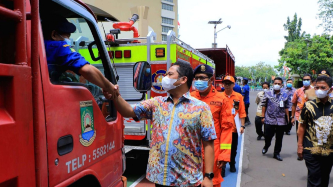 Wali Kota Tangerang H. Arief R. Wismansyah melepas tim bantuan ke Cianjur.