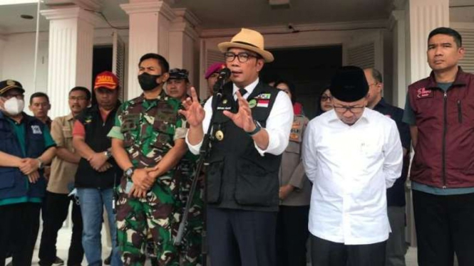 Gubernur Jawa Barat Ridwan Kamil berbicara kepada pers tentang penanganan bencana gempa bumi di Kantor Bupati Cianjur, Jumat, 25 November 2022.