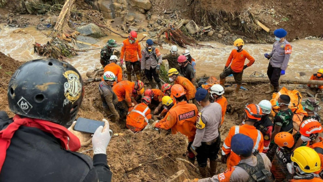 Tim gabungan evakuasi korban gempa bumi Cianjur, Jawa Barat.