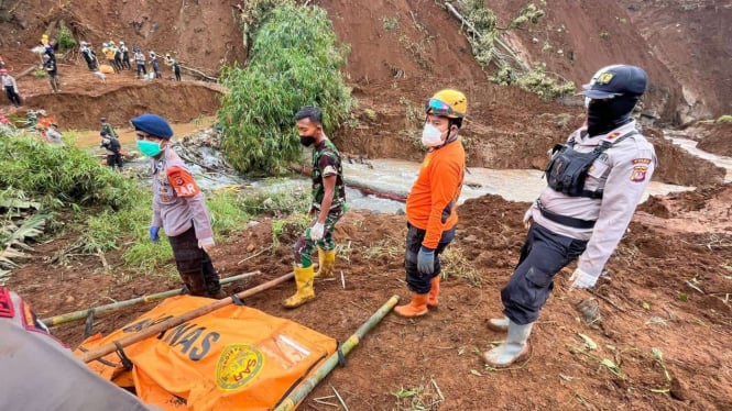 Tim gabungan evakuasi korban gempa Cianjur, Jawa Barat.