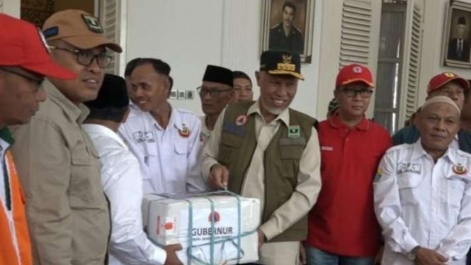 Gubernur Sumatera Barat Mayheldi memberikan bantuan paket rendang untuk masyarakat terdampak gempa di Pendopo Cianjur, Kabupaten Cianjur, Jawa Barat, Jumat, 25 November 2022.