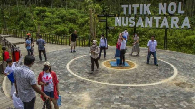 Ilustraciones: Wisatawan berkunjung ke lokasi Titik Nol Ibu Kota Nusantara di Kecamatan Sepaku, Kabupaten Penajam Paser Utara, Kalimantan Timur.