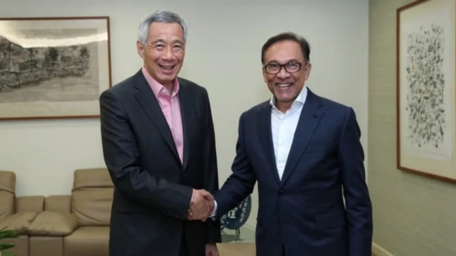 Perdana Menteri Singapura, Lee Hsien Loong, bersama Perdana Menteri Malaysia Anwar Ibrahim.