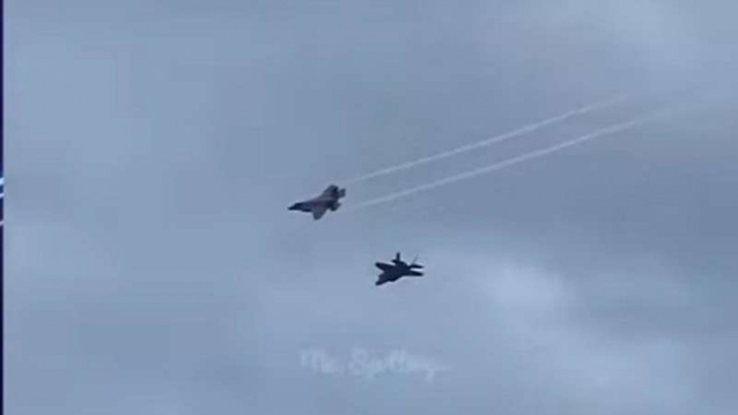 VIVA Militer: Pesawat tempur F35 milik Australia melintas di langit Pulau Bali
